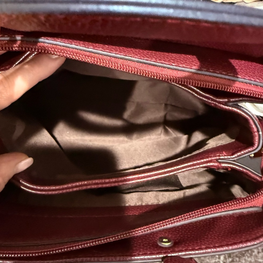 Chic Burgundy Handbag with Gold Accents - Picture 4 of 8